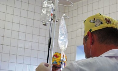 Двух детей у памятника Славы сбил неопытный водитель