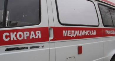 В Воронеже на прохожего упал сорванный ураганным ветром рекламный щит
