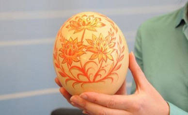 В «МОЁ!» к Пасхе раскрасили страусиное яйцо