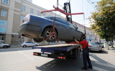 В Воронеже брошенные машины угоняли с помощью эвакуатора