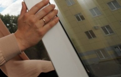 Воронежца, висевшего на карнизе седьмого этажа, удалось спасти до приезда спасат...