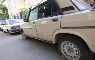 В Воронеже пьяная молодежь устроила гонки по крышам чужих автомобилей