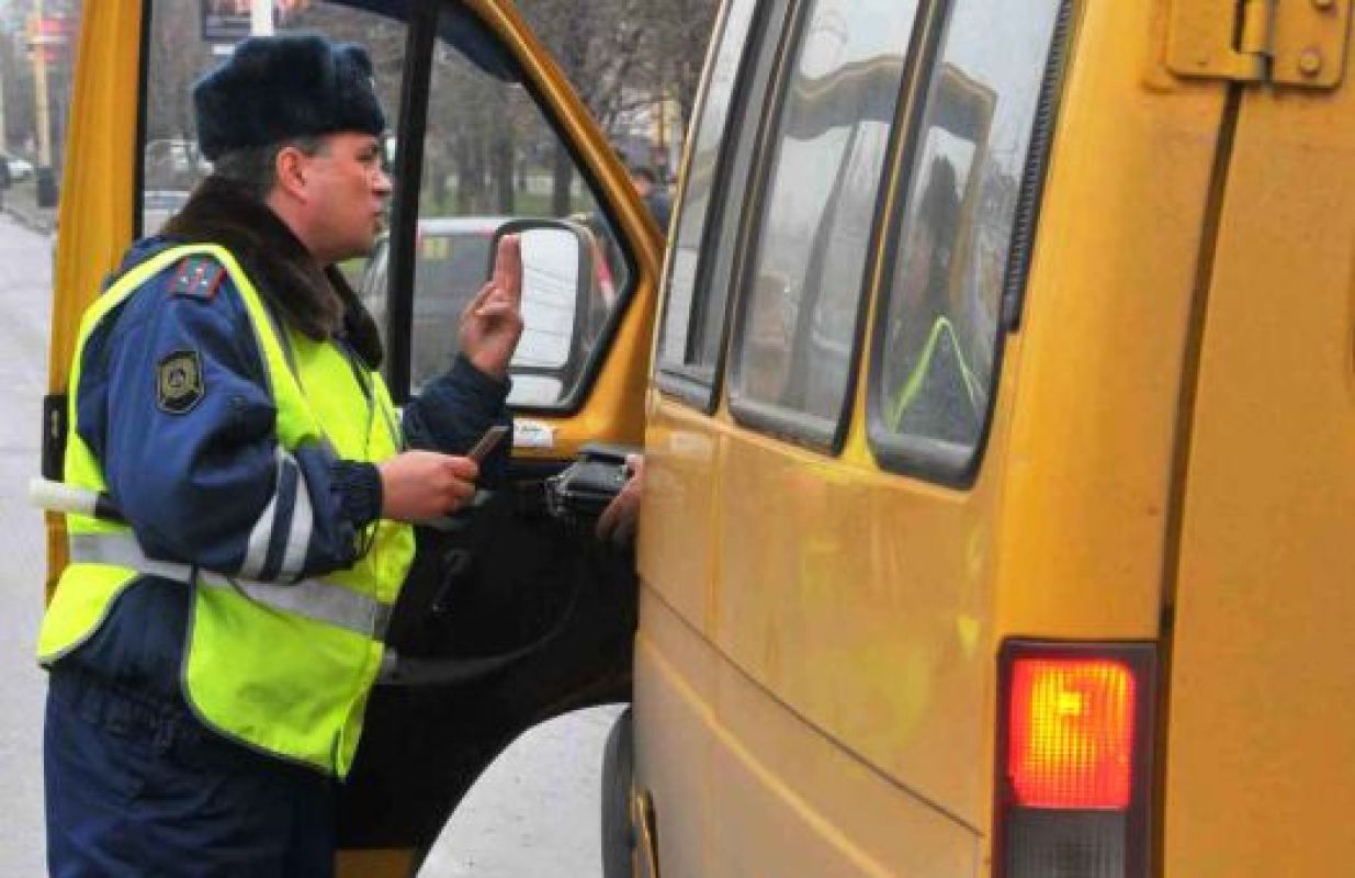 В Воронеже маршрутная «ГАЗель» врезалась в столб: в больницу попали две девушки