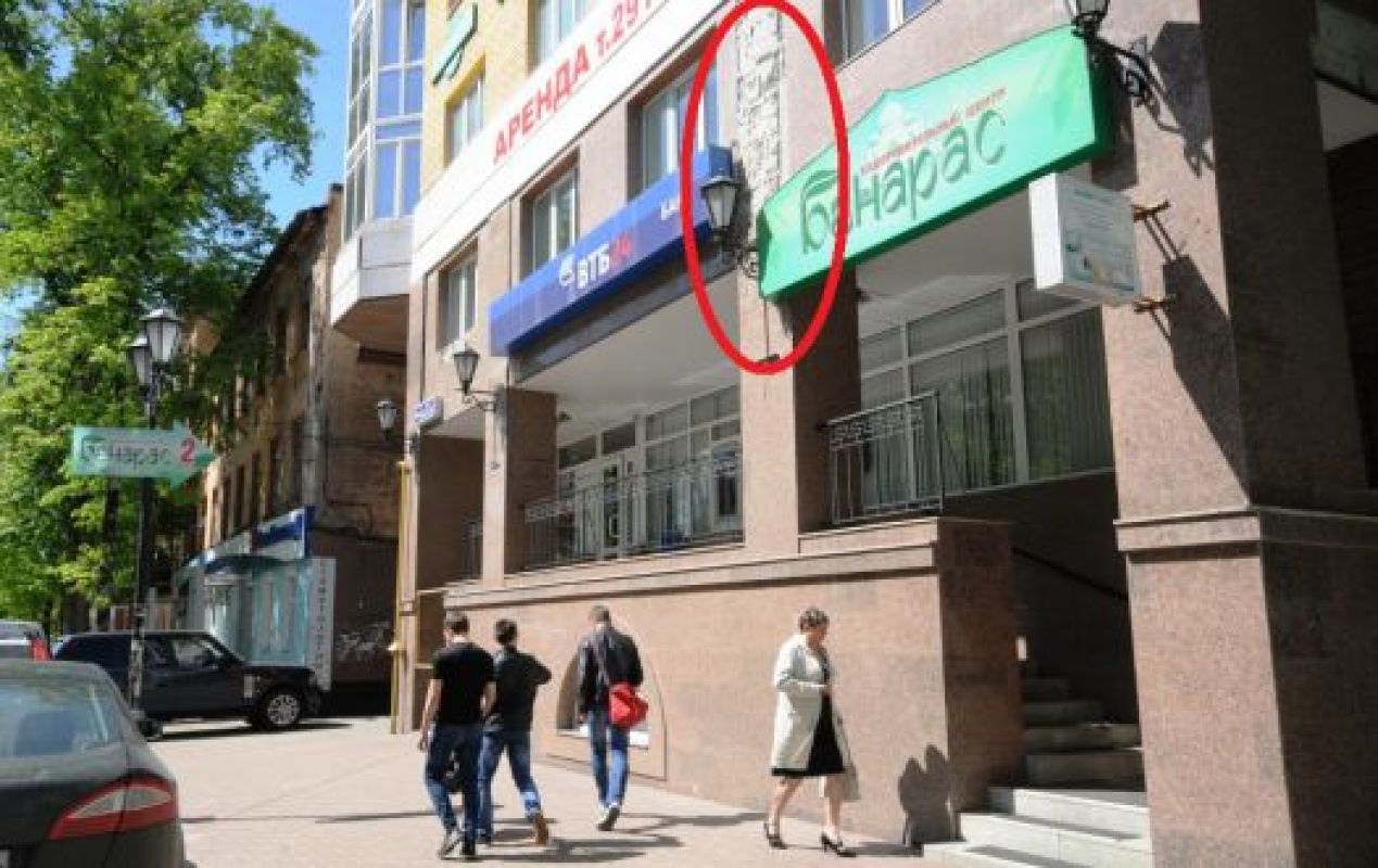 Место, где на тротуар с фасада падает плитка, даже не оградили