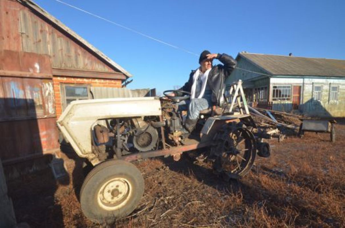 Свой трактор
Виктор Александрович
собрал без единого чертежа