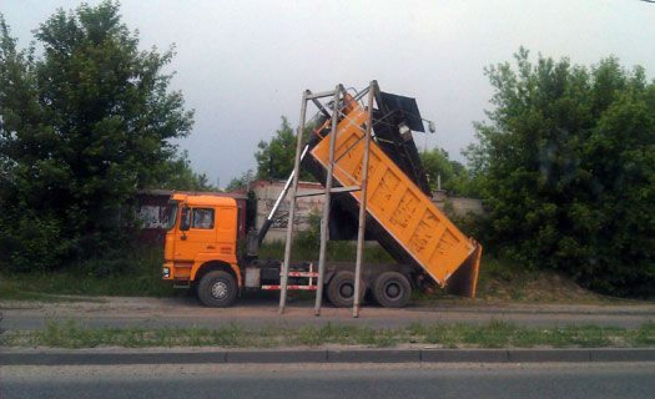 На улице Шишкова грузовик, подняв на ходу кузов, снёс рекламный щит