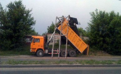 На улице Шишкова грузовик, подняв на ходу кузов, снёс рекламный щит