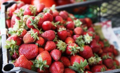 Рыночные продавцы обманывают покупателей, выдавая импортные ягоды и овощи за вор...