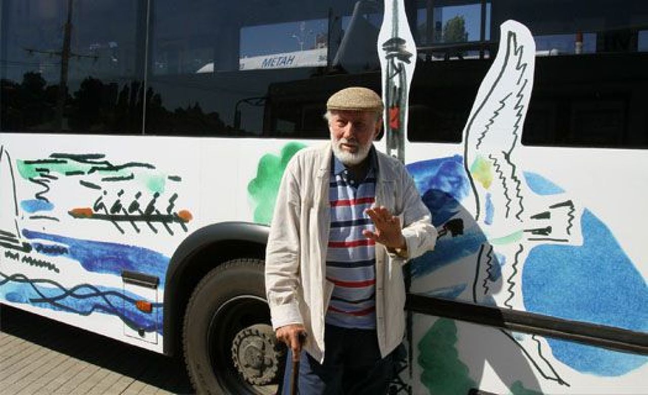 Художника, разрисовавшего народные автобусы, прокатили по Адмиралтейке