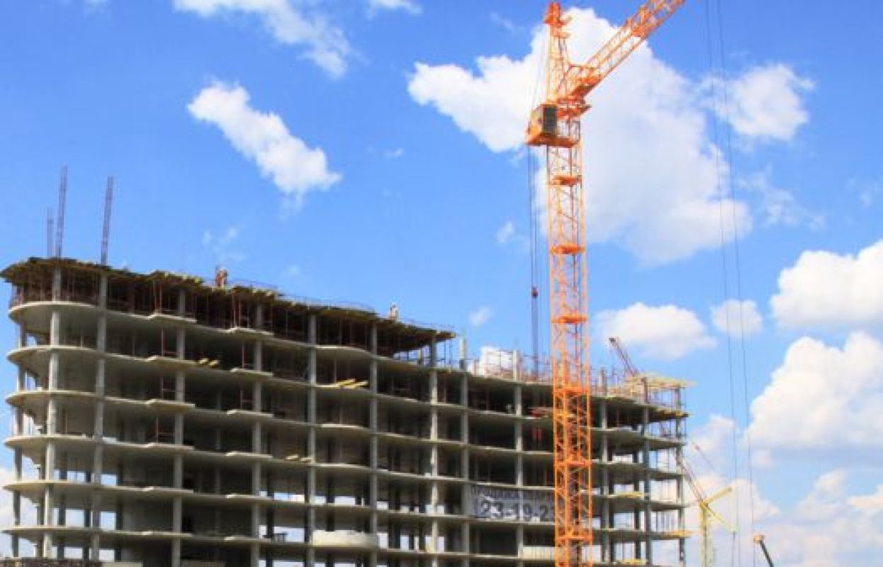 В Воронеже на стройке с 12 этажа сорвался рабочий