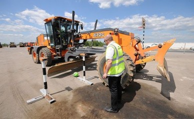 Воронежские дорожники сыграли в футбол на автогрейдерах