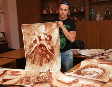 Художник-изобретатель рисует картины собственной кровью