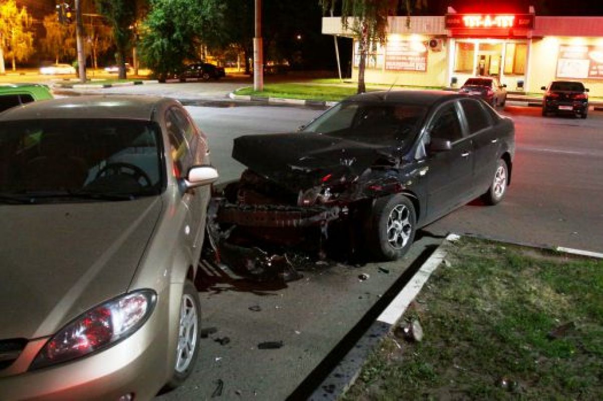 В Воронеже легковушка протаранила машины на парковке и вылетела на тротуар