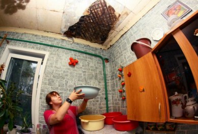 В Воронеже в квартире двухэтажного дома из-за дождя рухнул потолок