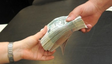 В Воронеже полицейский отказался от взятки в 100 тысяч рублей