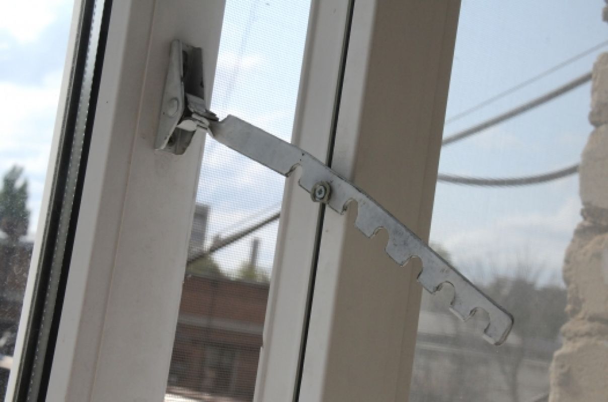 Как защитить ребёнка от падения из окна?