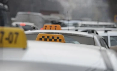 В Воронежской области пьяный мужчина отобрал у таксиста машину