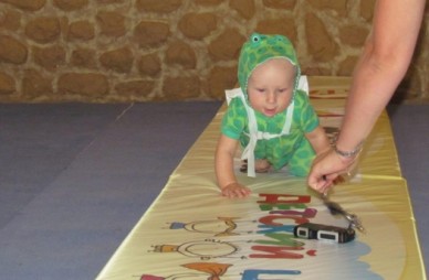 «Чемпионат ползунков»: быстрее всего малыши бегают за ключами от машин и… собств...