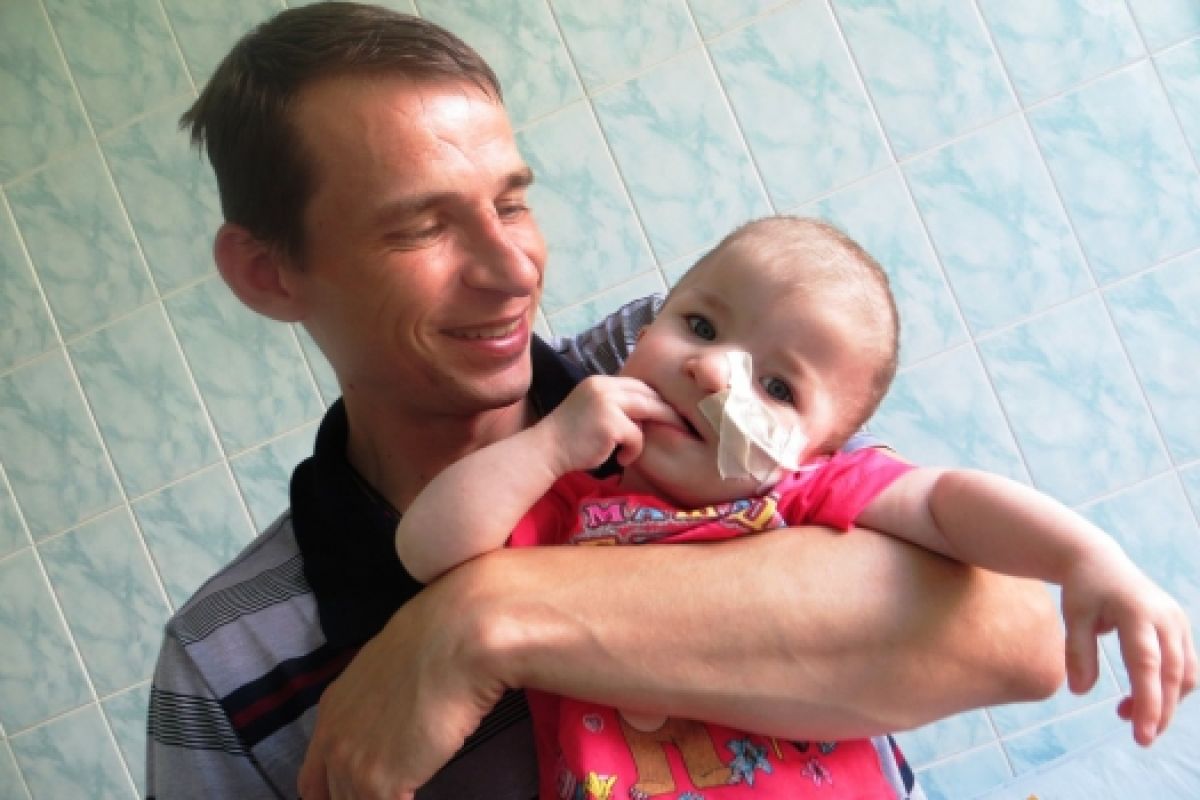 Воронежец в одиночку растит дочь-инвалида, от которой отказалась мать