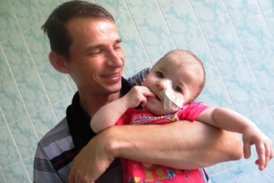 Воронежец в одиночку растит дочь-инвалида, от которой отказалась мать