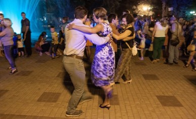 Отдыхающим в Кольцовском сквере неожиданно показали открытый урок танго