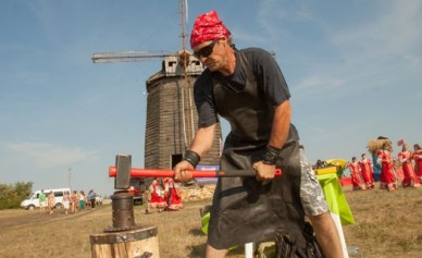 На фестивале под Воронежем кузнецы снимали ножами стружку с металла и делали под...