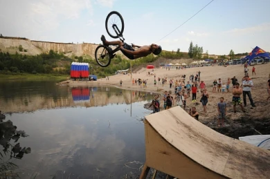 Мокрые футболки, гонки на тележках и другие развлечения летнего фестиваля SunFunJumping (ВИДЕО)
