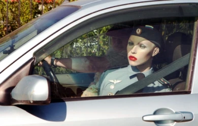 Воронежец возит с собой в машине манекен в полицейской форме