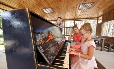 В парке «Алые паруса» появилось расписное пианино