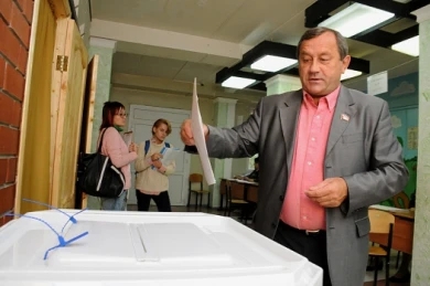 Лидер воронежских коммунистов пришёл на избирательный участок с сыном