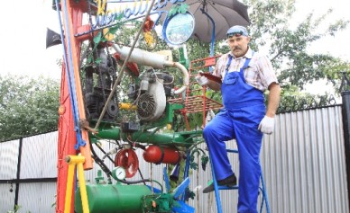 Электрослесарь создал на своем приусадебном участке детский парк аттракционов