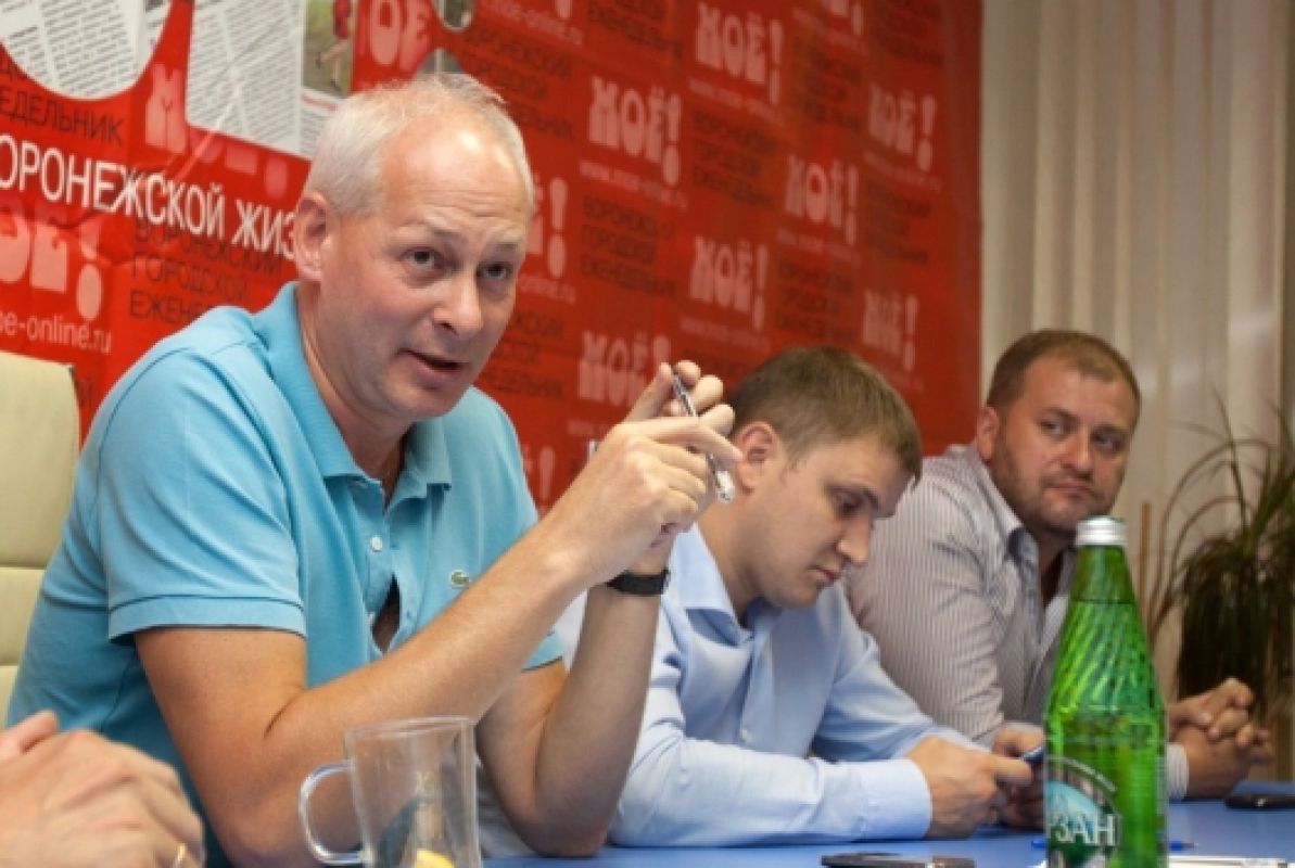 Заместитель министра связи и массовых коммуникаций Алексей Волин (слева)