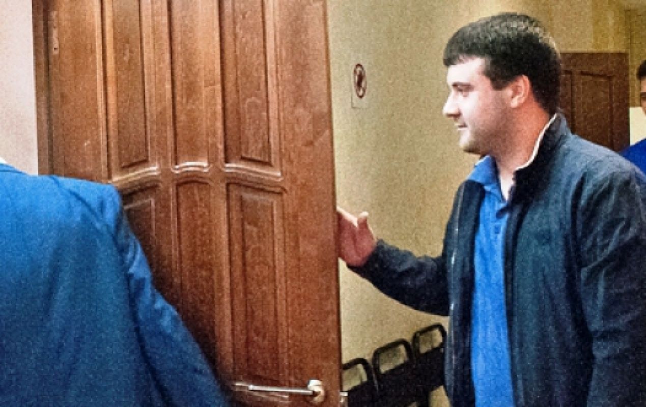 Эдуард Ельшин входит в зал суда