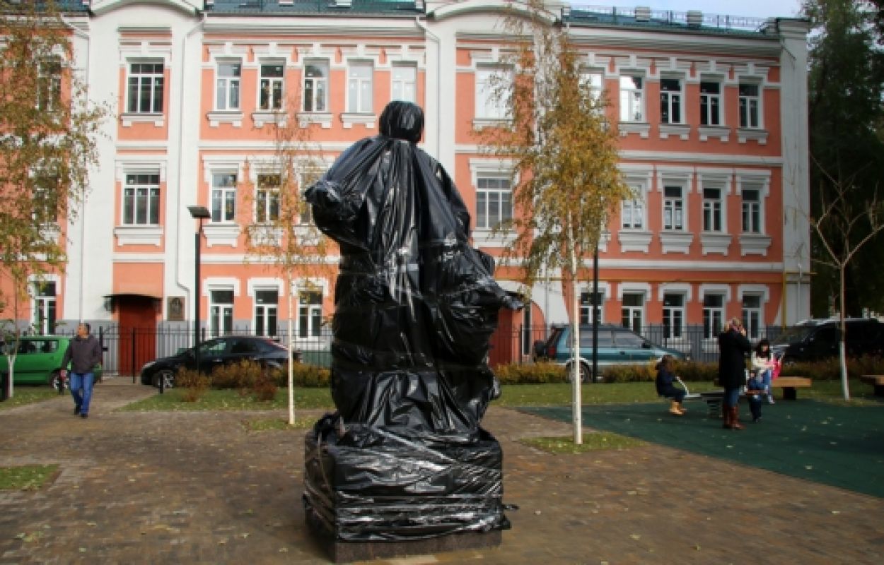 Памятник Самуилу Маршаку уже привезли на улицу Карла Маркса