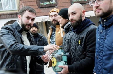 Воронежцев удивил необычный пикет у памятника Никитину