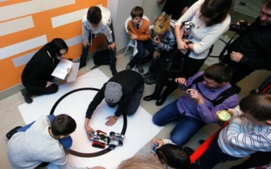 На фестивале в Воронеже роботы устраивали борьбу сумо и играли в кегельбан (ВИДЕО)