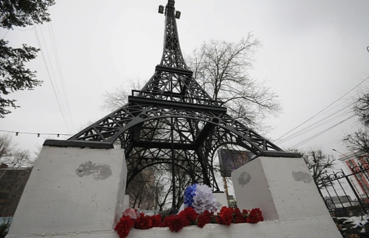 Копия Эйфелевой башни у гимназии им. Никитина