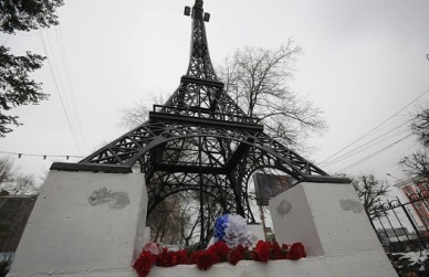 В Воронеже горожане приносят цветы и свечи к Эйфелевой башне у школы