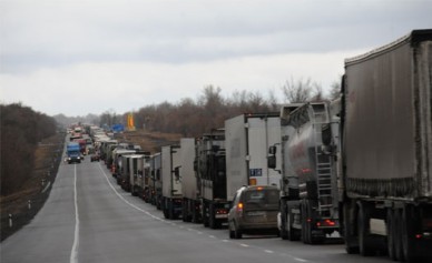 Российские дальнобойщики, выступающие против взимания платы за проезд, снова заб...