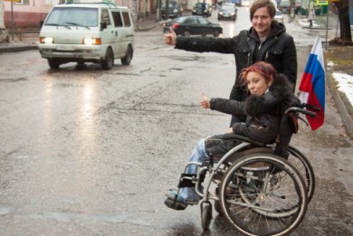 Семейная пара на инвалидной коляске путешествует через Воронеж автостопом