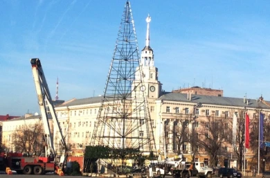 На площади Ленина начали ставить ёлку