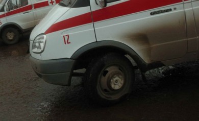 На Ленинском проспекте «Лада Приора» врезалась в «Туарег» и протаранила столб