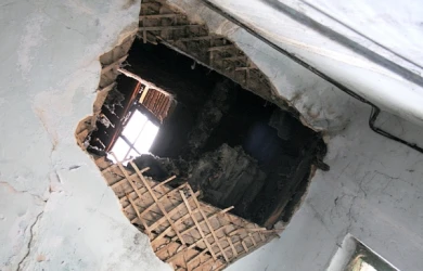 В Воронеже в подъезде дома рухнул потолок, когда там находились люди