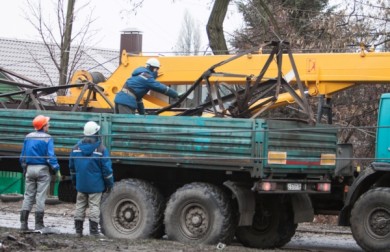 Энергетики обещают поставить новую опору вместо снесённой уже сегодня