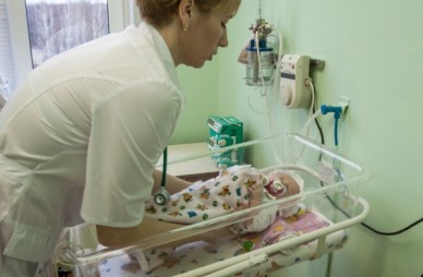 Спасённая из выгребной ямы девочка впервые встретилась с журналистами (ФОТО)