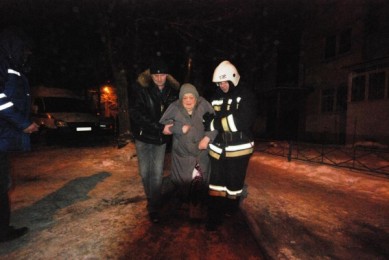 Жильцов дома, в котором произошёл взрыв, греют в автобусах