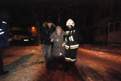 Жильцов дома, в котором произошёл взрыв, греют в автобусах