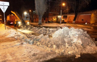 Как ночью с улиц Воронежа убирают снежные завалы (ФОТОРЕПОРТАЖ)