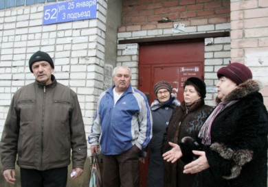 В доме на улице 25 Января возобновляют работу канализации, перекрытой коммунальщ...