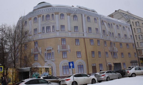 В Воронеже власти укрыли дом на площади Ленина новым баннером
